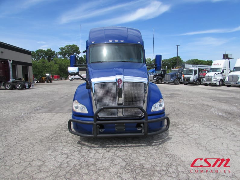 Exterior full front view for this 2021 Kenworth T680 (Stock number: UMJ432003A)Weeee