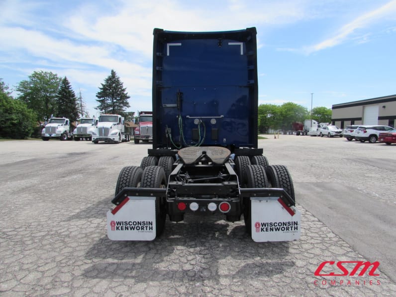 Exterior full rear view for this 2021 Kenworth T680 (Stock number: UMJ432003A)Weeee