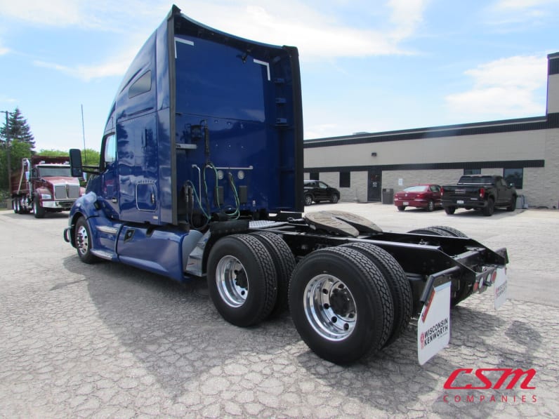 Exterior rear driver side for this 2021 Kenworth T680 (Stock number: UMJ432003A)Weeee