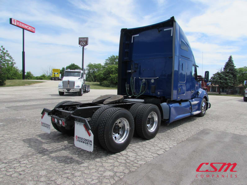 Exterior rear passenger side for this 2021 Kenworth T680 (Stock number: UMJ432003A)Weeee