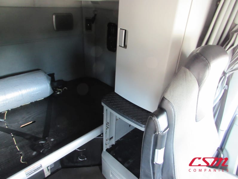Interior driver side sleeper for this 2021 Kenworth T680 (Stock number: UMJ432003A)Weeee