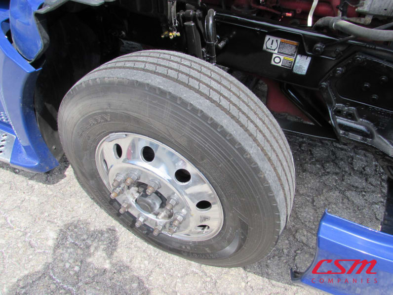 Passenger side front tire tread for this 2021 Kenworth T680 (Stock number: UMJ432003A)Weeee