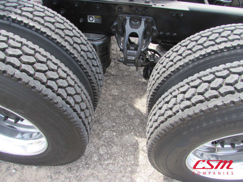 Passenger side rear frame and tire tread for this 2021 Kenworth T680 (Stock number: UMJ432003A)Weeee