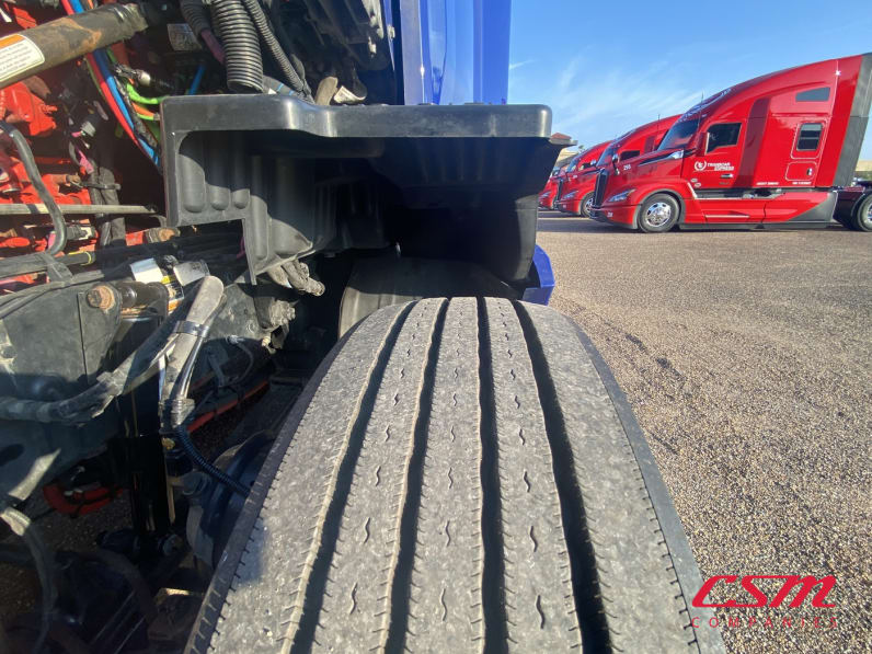 Driver side front tire tread for this 2021 Kenworth T680 (Stock number: UMJ432032)
