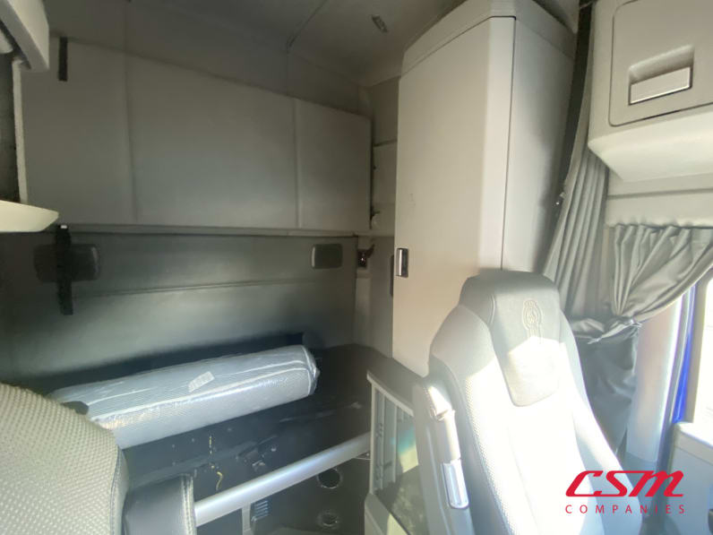Interior driver side sleeper for this 2021 Kenworth T680 (Stock number: UMJ432032)