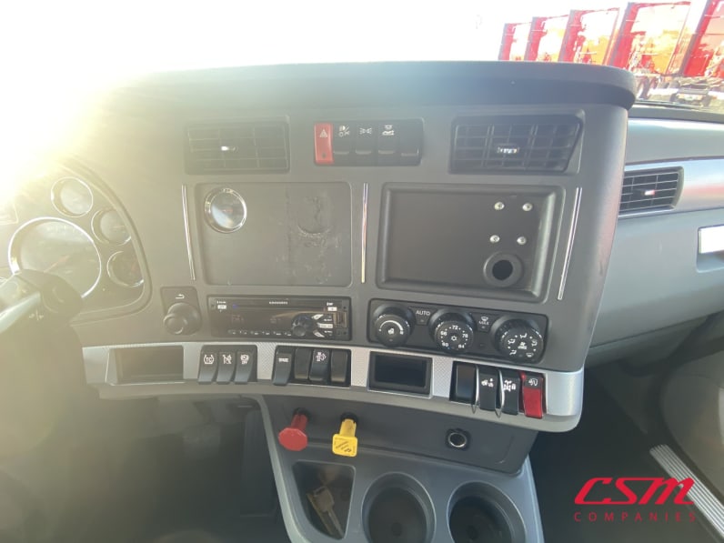 Interior radio and navigation system for this 2021 Kenworth T680 (Stock number: UMJ432032)