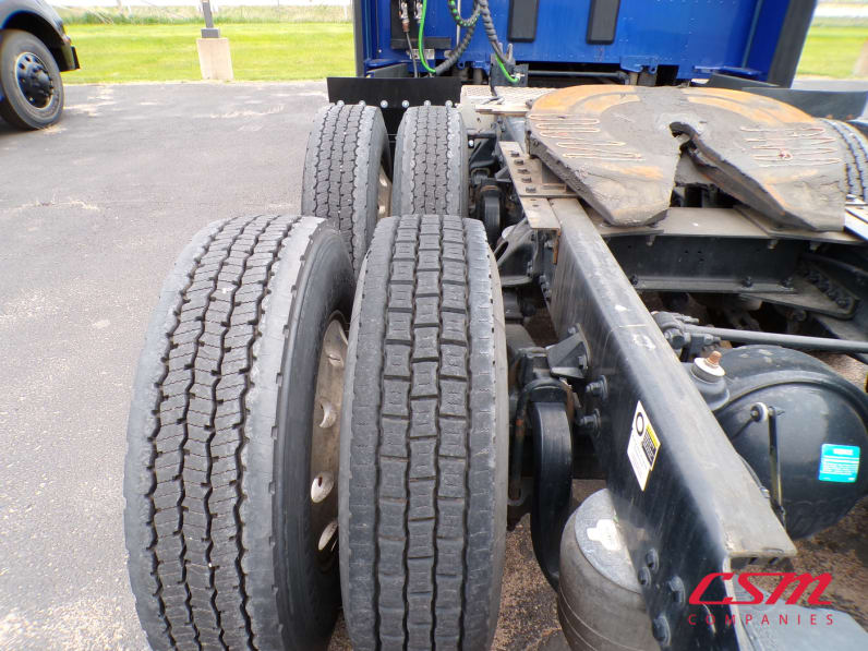 Driver side rear frame and tire tread for this 2021 Kenworth T680 (Stock number: UMJ432094A)Weeee