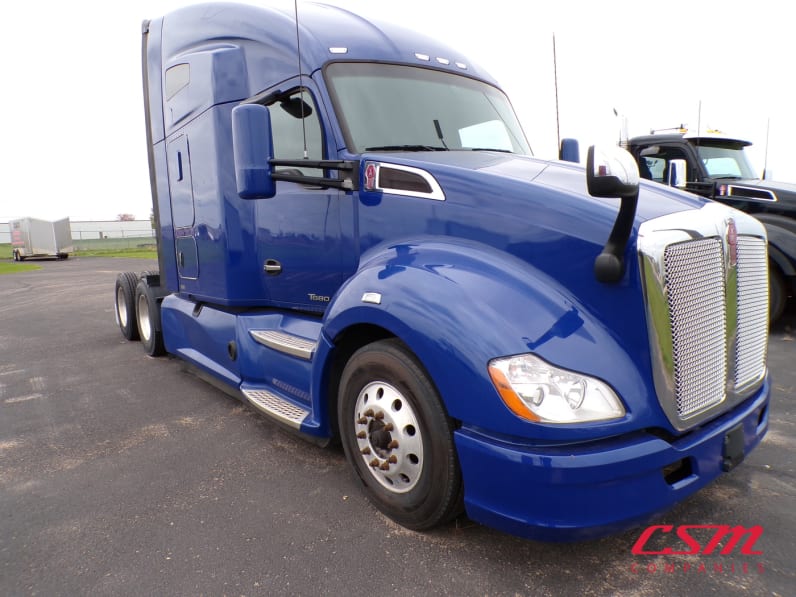 Exterior front passenger side for this 2021 Kenworth T680 (Stock number: UMJ432094A)Weeee