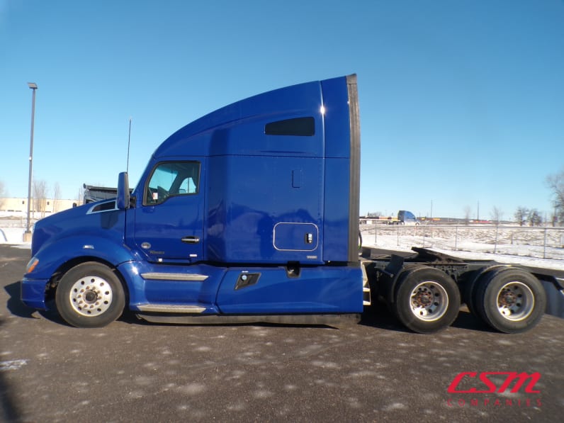 Exterior full driver side for this 2021 Kenworth T680 (Stock number: UMJ432094A)