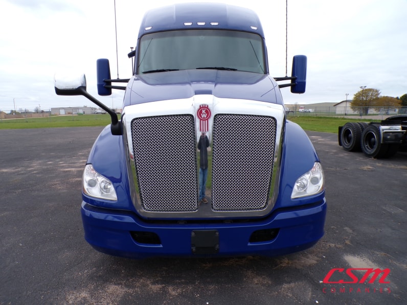 Exterior full front view for this 2021 Kenworth T680 (Stock number: UMJ432094A)Weeee