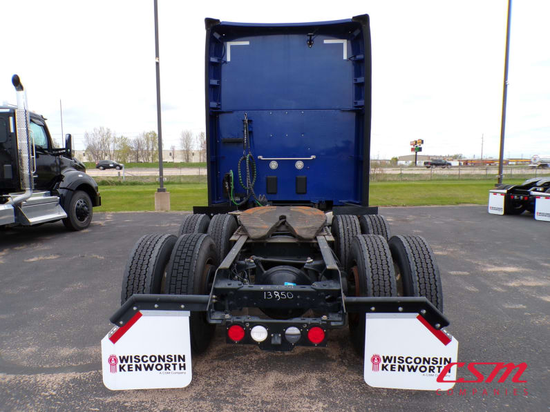 Exterior full rear view for this 2021 Kenworth T680 (Stock number: UMJ432094A)Weeee