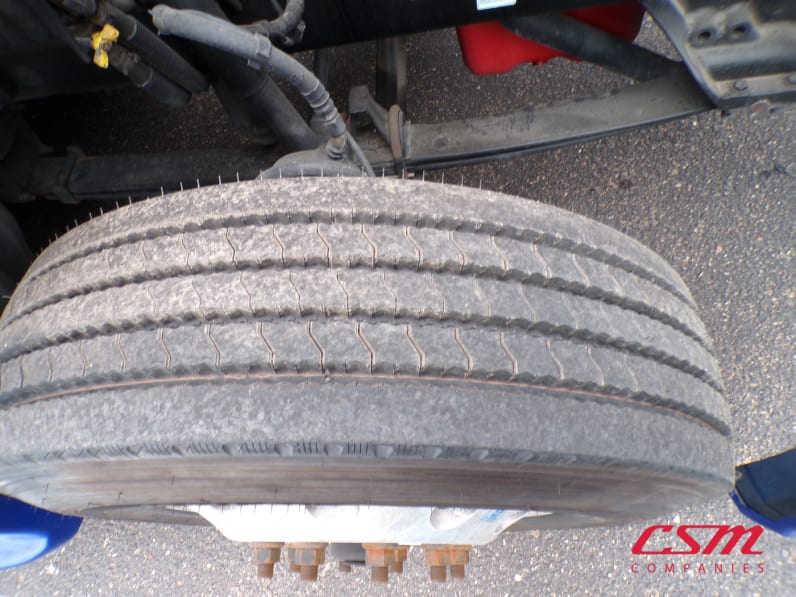 Passenger side front tire tread for this 2021 Kenworth T680 (Stock number: UMJ432094A)Weeee