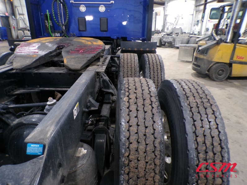Passenger side rear frame and tire tread for this 2021 Kenworth T680 (Stock number: UMJ432094A)