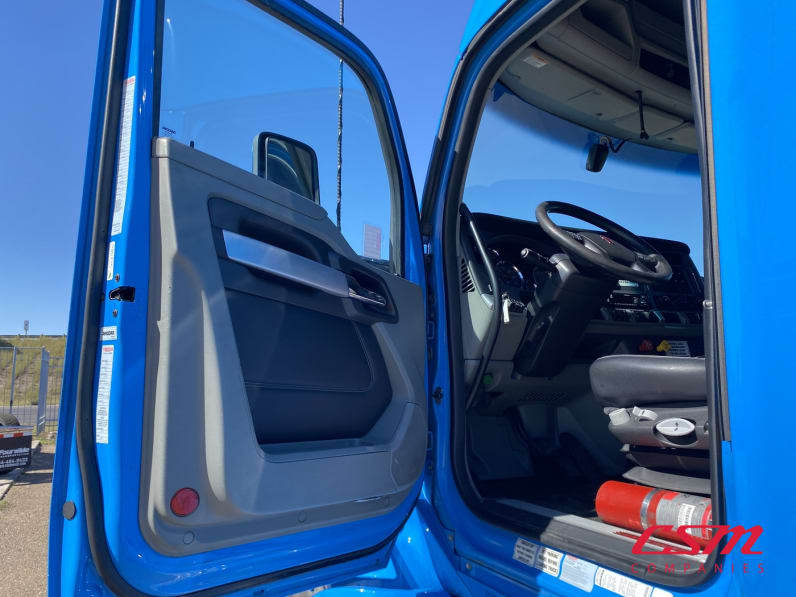 Drivers side door open for this 2021 Kenworth T680 (Stock number: UMJ432106A)