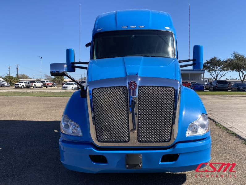 Exterior full front view for this 2021 Kenworth T680 (Stock number: UMJ432106A)