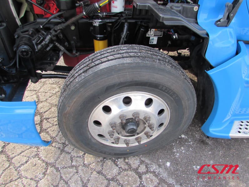 Driver side front tire tread for this 2021 Kenworth T680 (Stock number: UMJ434771A)