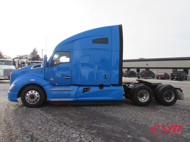 Exterior full driver side for this 2021 Kenworth T680 (Stock number: UMJ434771A)