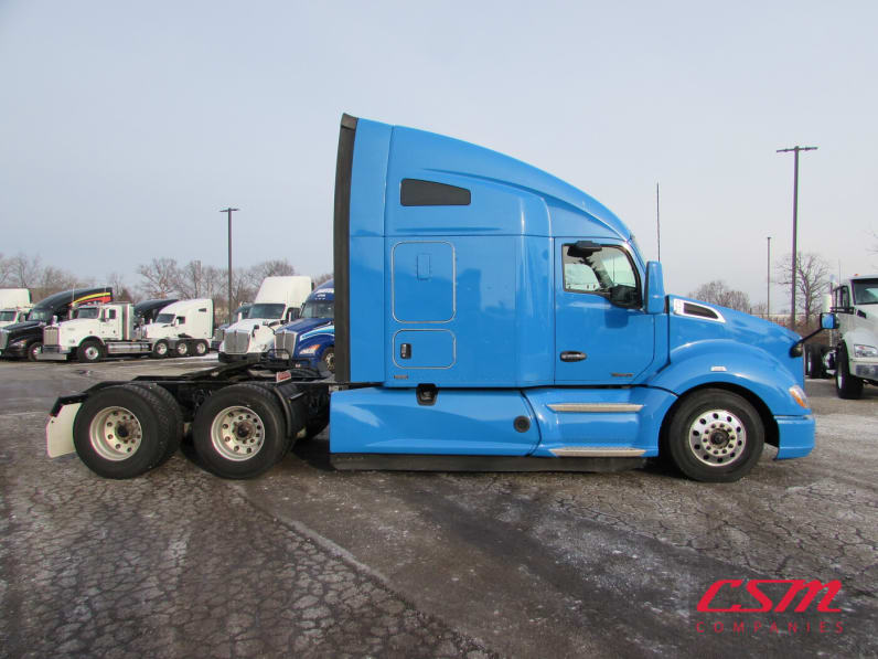 Exterior full passenger side for this 2021 Kenworth T680 (Stock number: UMJ434771A)