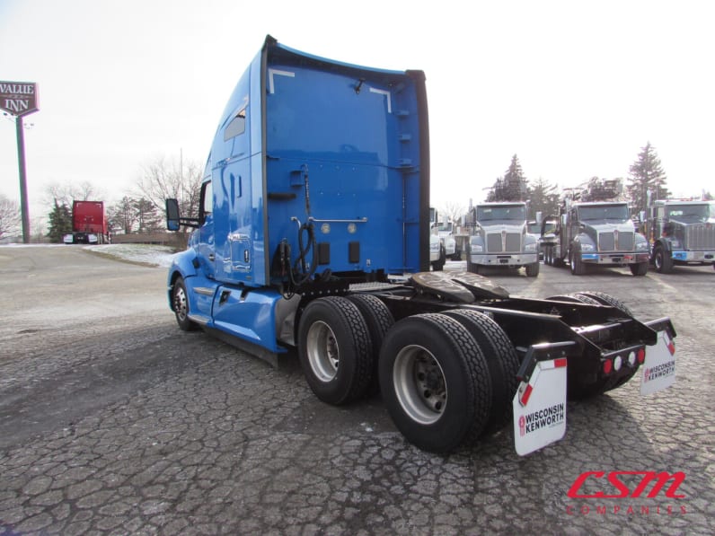 Exterior rear driver side for this 2021 Kenworth T680 (Stock number: UMJ434771A)