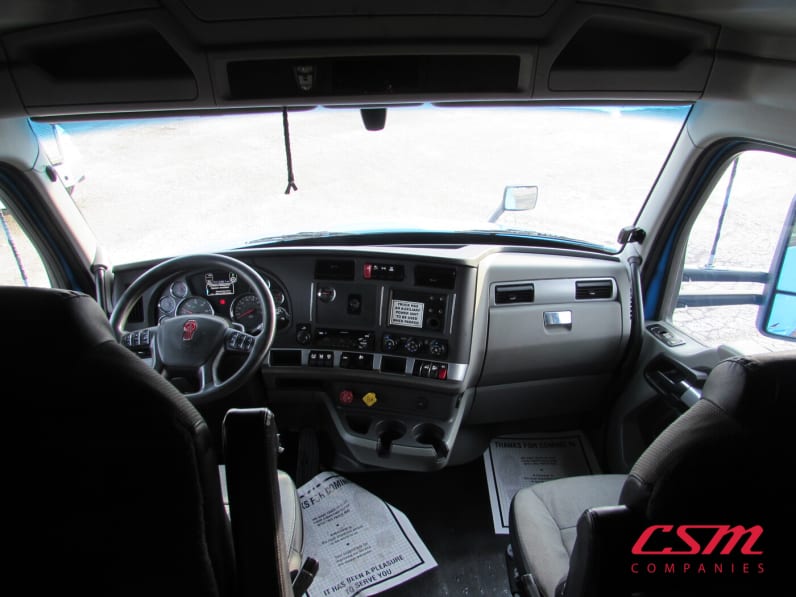 Interior cockpit for this 2021 Kenworth T680 (Stock number: UMJ434771A)