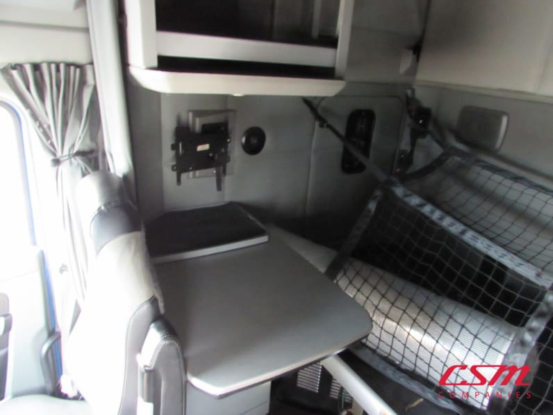 Interior passenger side sleeper for this 2021 Kenworth T680 (Stock number: UMJ434771A)