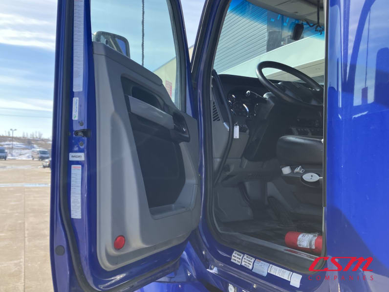 Drivers side door open for this 2021 Kenworth T680 (Stock number: UMJ434804A)Weeee