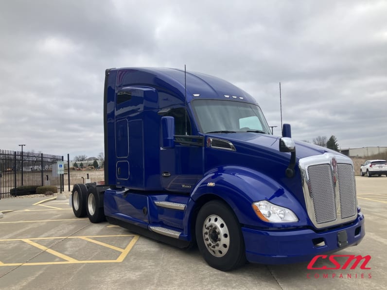 Exterior front passenger side for this 2021 Kenworth T680 (Stock number: UMJ434804A)Weeee