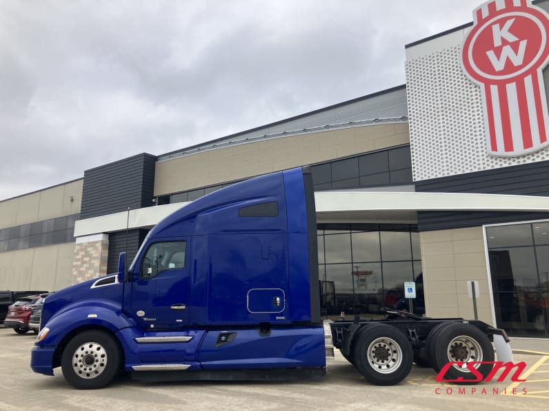 Exterior full driver side for this 2021 Kenworth T680 (Stock number: UMJ434804A)Weeee