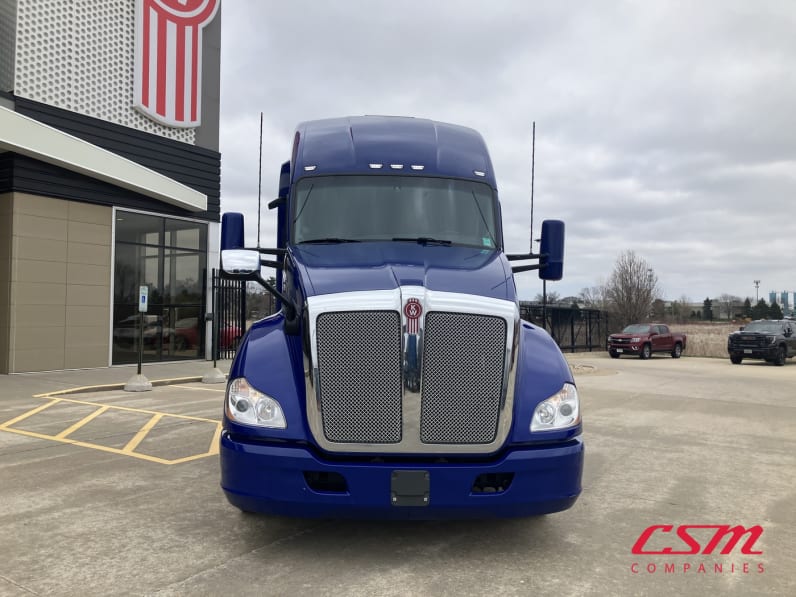 Exterior full front view for this 2021 Kenworth T680 (Stock number: UMJ434804A)Weeee