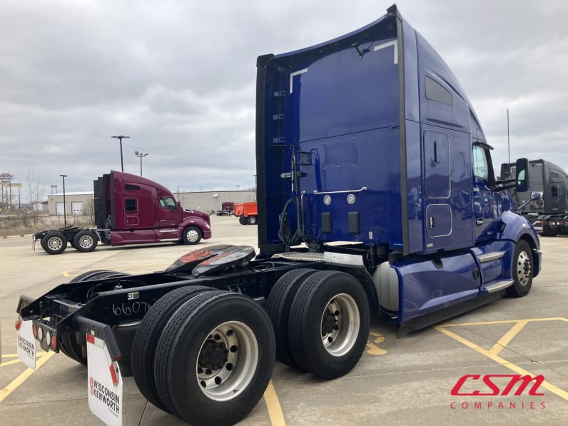 Exterior rear passenger side for this 2021 Kenworth T680 (Stock number: UMJ434804A)Weeee