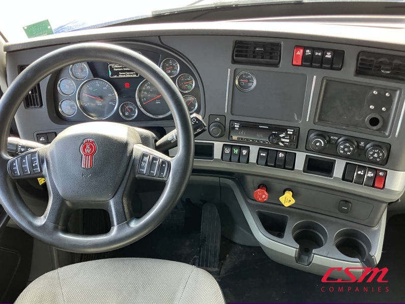 Interior dash for this 2021 Kenworth T680 (Stock number: UMJ434804A)Weeee