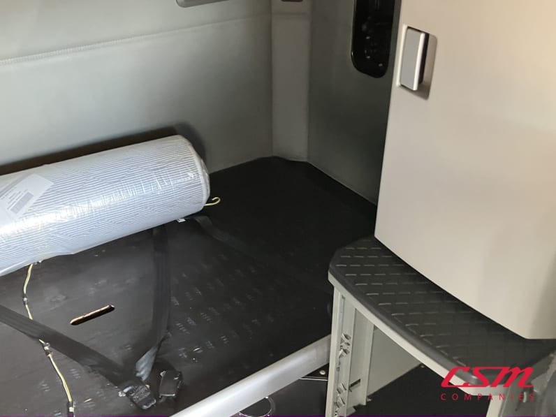 Interior driver side sleeper for this 2021 Kenworth T680 (Stock number: UMJ434804A)Weeee