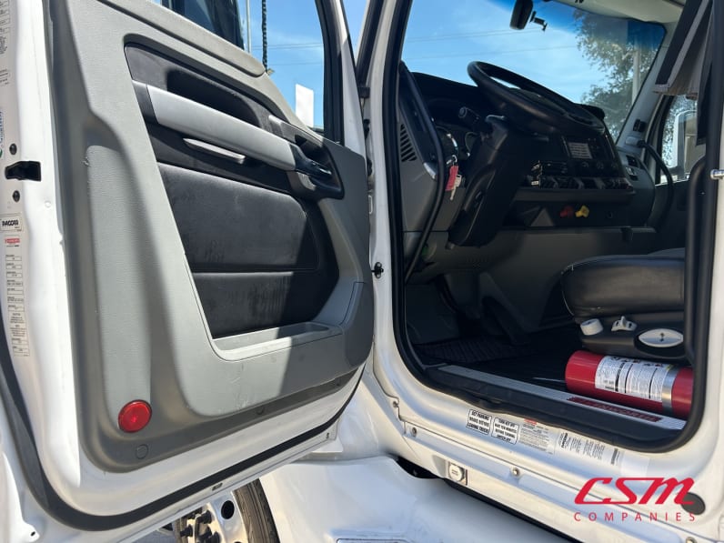 Drivers side door open for this 2021 Kenworth T680 (Stock number: UMJ434818A)Weeee