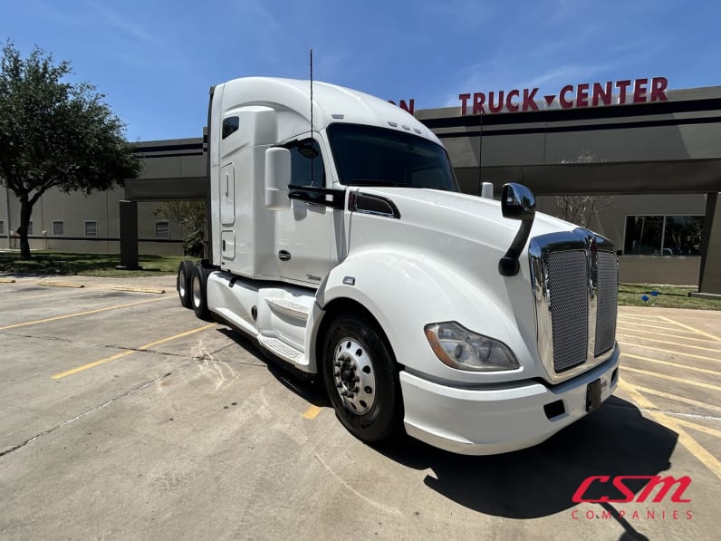 Exterior front passenger side for this 2021 Kenworth T680 (Stock number: UMJ434818A)Weeee