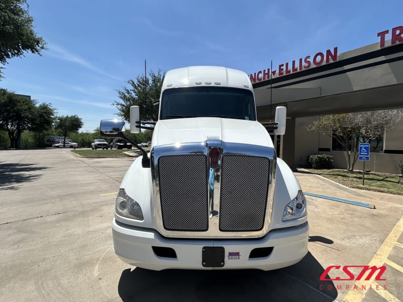 Exterior full front view for this 2021 Kenworth T680 (Stock number: UMJ434818A)Weeee