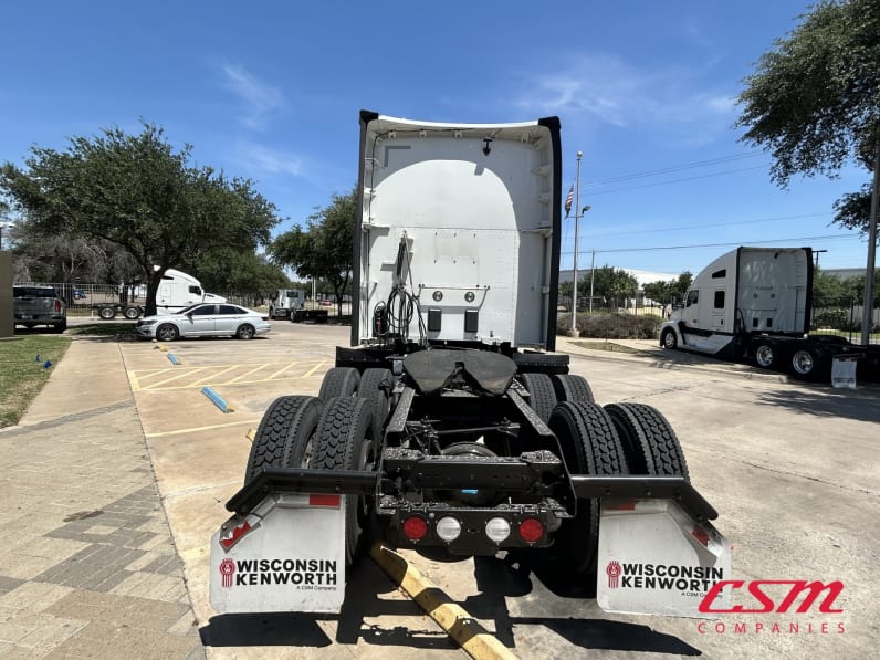 Exterior full rear view for this 2021 Kenworth T680 (Stock number: UMJ434818A)Weeee