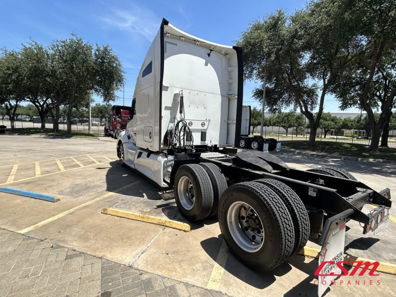 Exterior rear driver side for this 2021 Kenworth T680 (Stock number: UMJ434818A)Weeee
