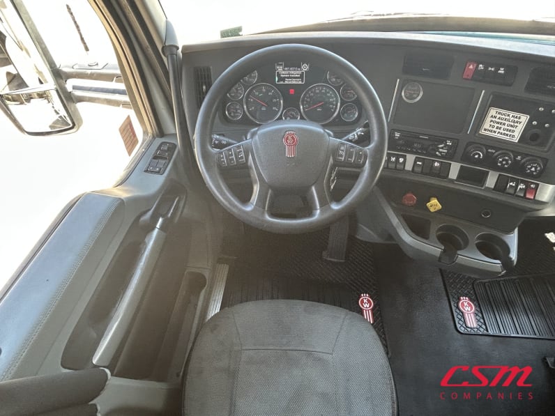 Interior dash for this 2021 Kenworth T680 (Stock number: UMJ434818A)Weeee
