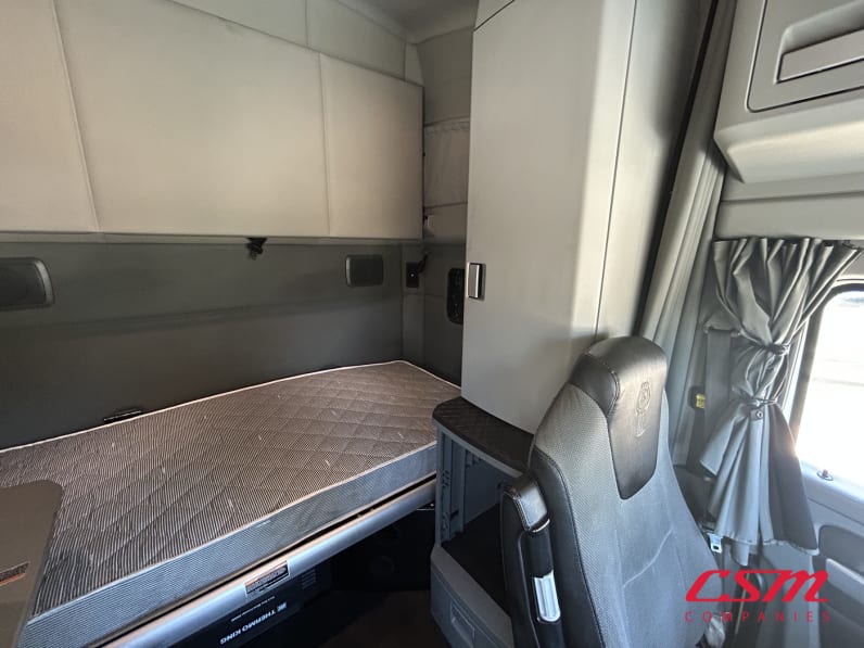 Interior driver side sleeper for this 2021 Kenworth T680 (Stock number: UMJ434818A)Weeee