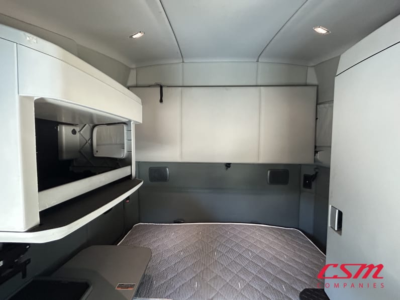 Interior wide sleeper view for this 2021 Kenworth T680 (Stock number: UMJ434818A)Weeee