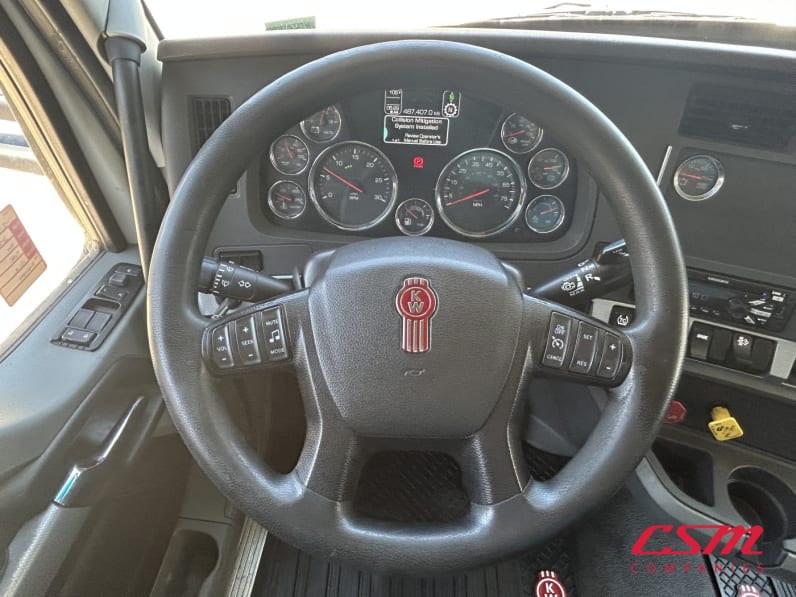 Interior steering wheel for this 2021 Kenworth T680 (Stock number: UMJ434818A)Weeee