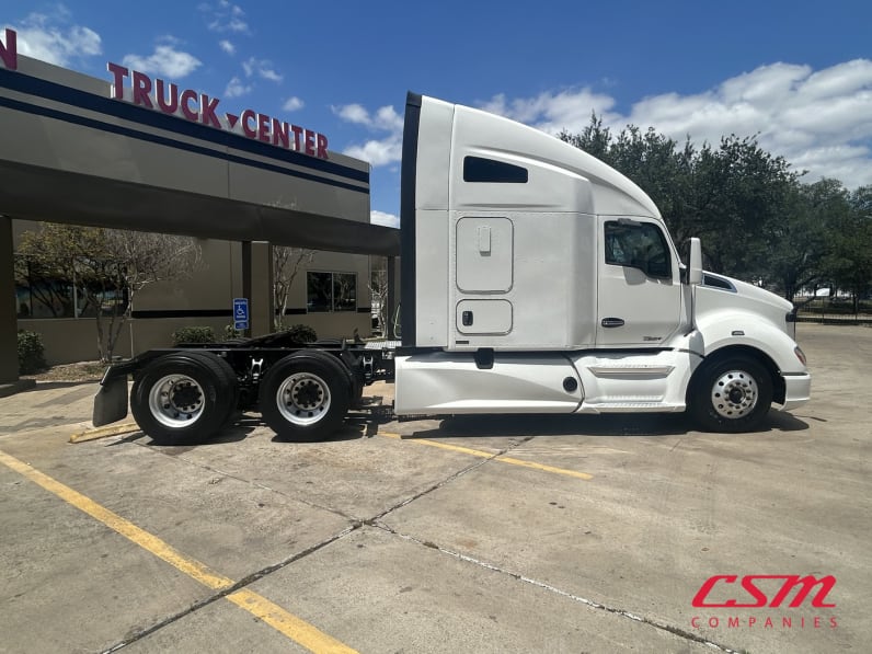 Exterior full passenger side for this 2021 Kenworth T680 (Stock number: UMJ434850A)Weeee