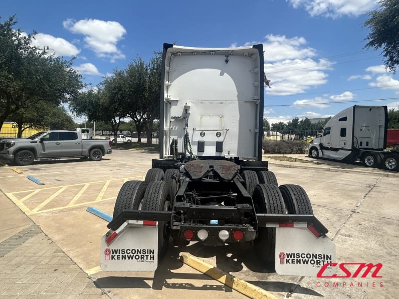 Exterior full rear view for this 2021 Kenworth T680 (Stock number: UMJ434850A)Weeee