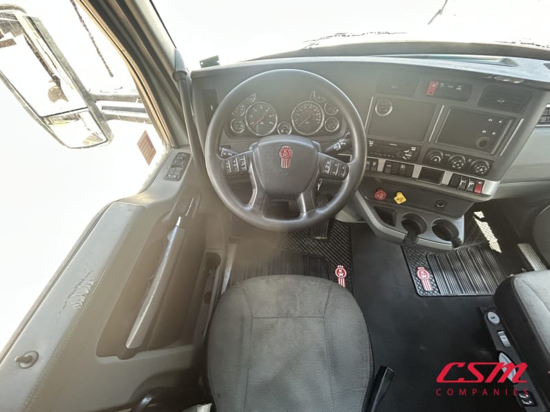 Interior dash for this 2021 Kenworth T680 (Stock number: UMJ434850A)Weeee