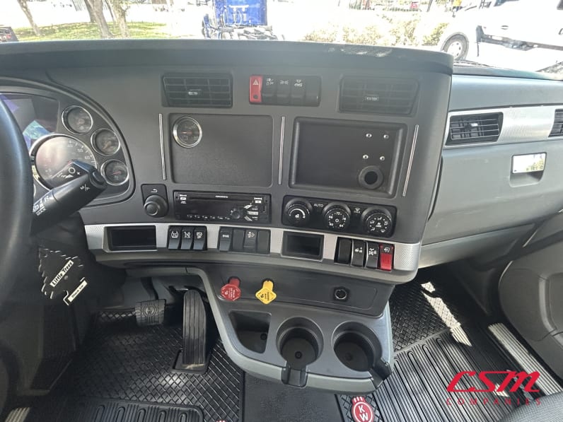Interior radio and navigation system for this 2021 Kenworth T680 (Stock number: UMJ434850A)Weeee