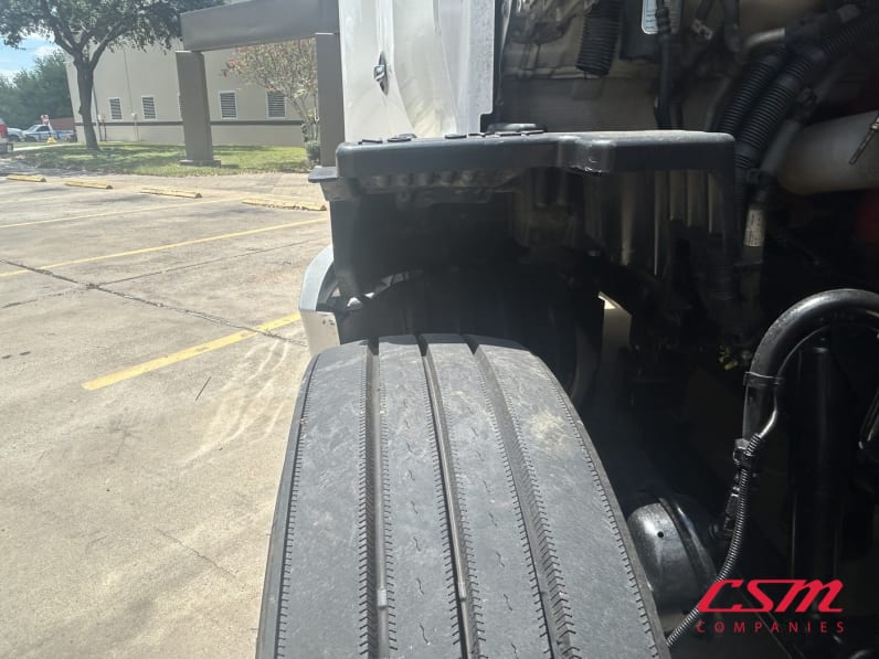 Passenger side front tire tread for this 2021 Kenworth T680 (Stock number: UMJ434850A)Weeee