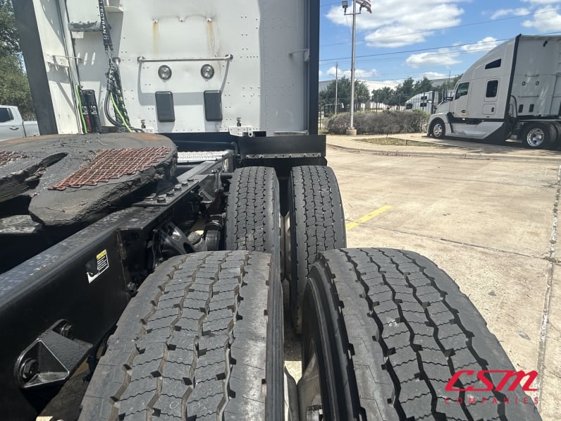 Passenger side rear frame and tire tread for this 2021 Kenworth T680 (Stock number: UMJ434850A)Weeee