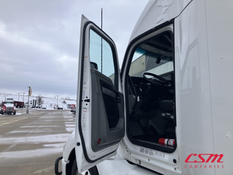 Drivers side door open for this 2021 Kenworth T680 (Stock number: UMJ434852)