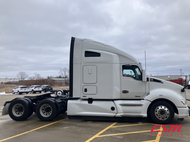 Exterior full passenger side for this 2021 Kenworth T680 (Stock number: UMJ434852)
