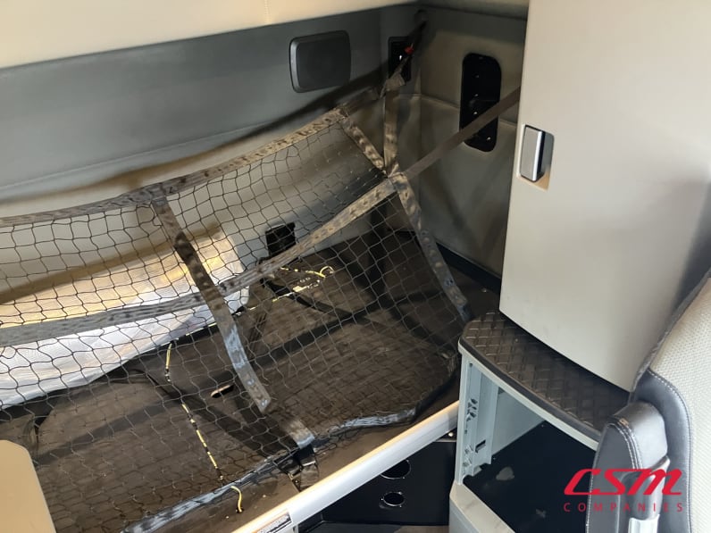 Interior driver side sleeper for this 2021 Kenworth T680 (Stock number: UMJ434852)